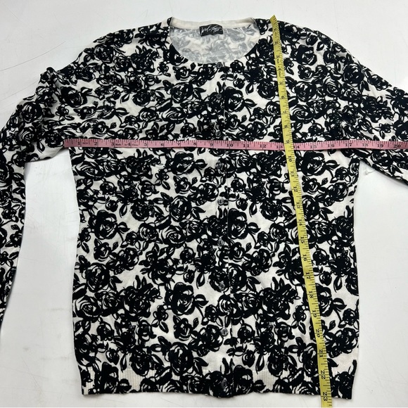Lord & Taylor women’s white black floral button down cardigan PM L49-36 - Picture 4 of 6
